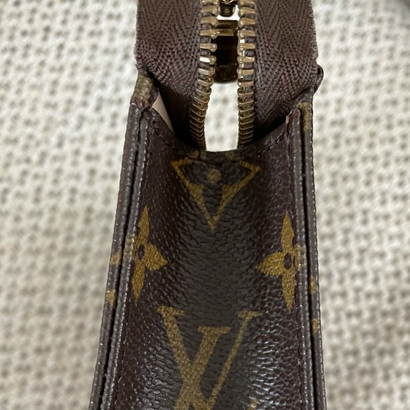 Authentic Louis Vuitton Toiletry Pouch 15 Monogram - Picture 4 of 14